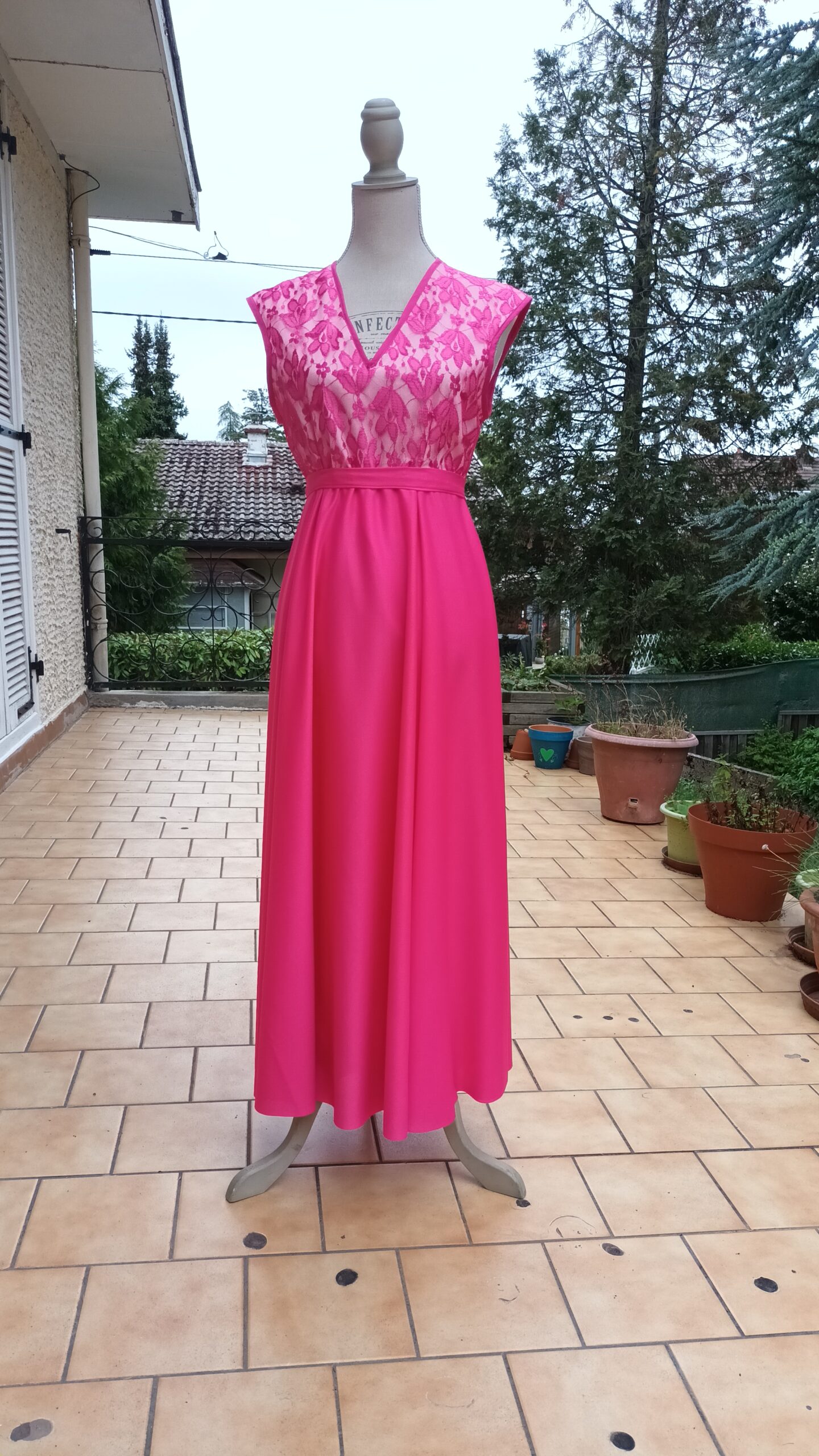 robe en dentelle rose fushia